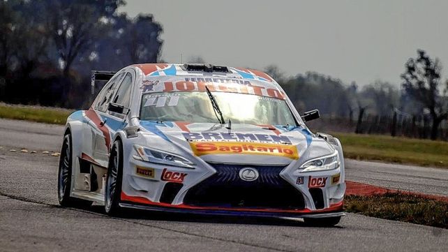 Jorge Barrio se llevó la victoria en el Top Race V6 que se disputó en Olavarría.
