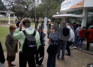 Siguen las largas colas para sacar la licencia nacional de conducir