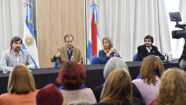 Bordet promulgó la Ley de Fibromialgia en un acto junto a pacientes