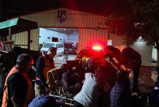 Rescate extremo en Villa Minetti: evacuaron en un tractor a un paciente aislado por las inundaciones