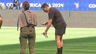El presidente de la Conmebol revisó el campo de juego de la final de la Copa América