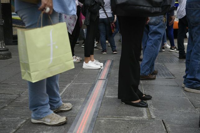 Cómo funciona el semáforo para peatones que se instaló en Rosario