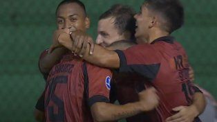 Todos abrazan a Pittón, el dueño del segundo gol de Newells ante Blooming.