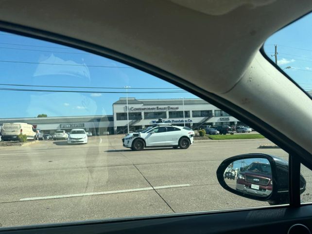 El taxi sin chofer recorre las calles del centro de Dallas.