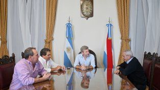El gobernador junto a los dirigentes del deporte.
