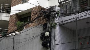 La ordenanza vigente Nº 8312 del 2008 habla de retirar y ordenar todos los cables, y hasta de soterrarlos. Pero algunas esquinas parecen las de una ciudad de la India