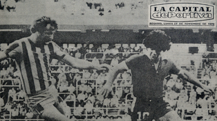 Imagen del Archivo del Diario La Capital. La tapa del suplemento deportivo del lunes 27 de noviembre de 1978, en un partido ante Central, que ganó 2 a 1. Lo marca José Daniel Van Tuyne.