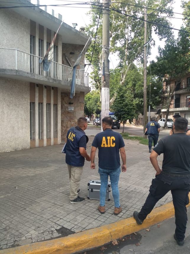 Personal de la Agencia de Investigación Criminal en el edificio baleado de Alsina y Pellegrini.