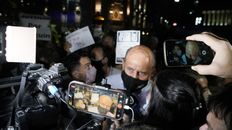 Los manifestantes increparon al gobernador Perotti. Los manifestantes increparon al gobernador Perotti.