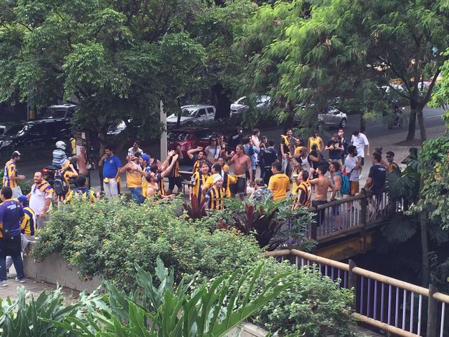 Los hinchas de Central reúnen su euforia canalla en Medellín para ir juntos hacia el estadio
