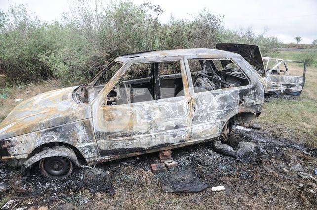 Hallaron dos autos quemados que habían sido robados en Santa Fe