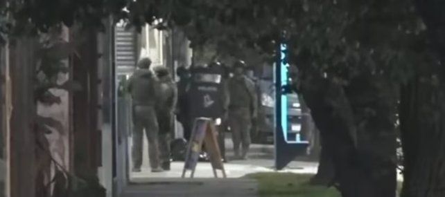 Un policía porteño mató a la novia de su ex y se atrincheró en un gimnasio de Moreno