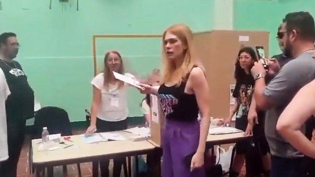 La candidata a diputada por La Libertad Avanza salió del cuarto oscuro con un sufragio visible