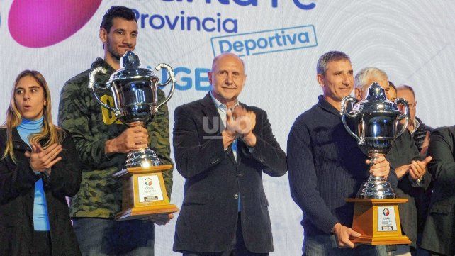 &nbsp;El gobernador Omar Perotti junto a Tayavek Gallizzi y el Pato Roberto Abbondanzieri.