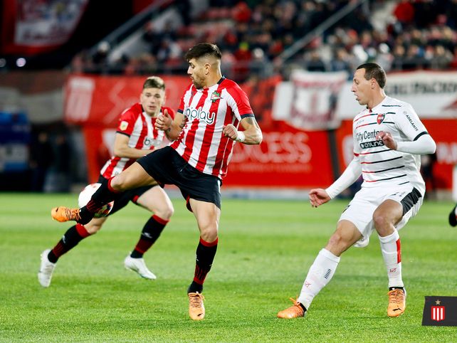 Newells derrotó con solidez a Estudiantes y es puntero del torneo en soledad