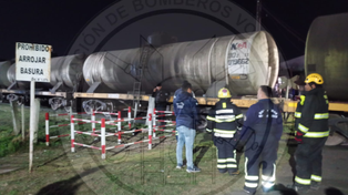 Personal policial y Bomberos trabajan en el lugar donde una mujer fue atropellada por un tren.&nbsp;