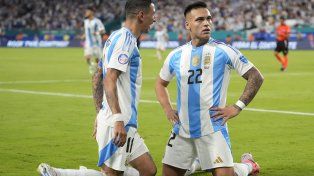 Lautaro Martínez ya definió y lo celebra junto a Di María, el autor de la asistencia.