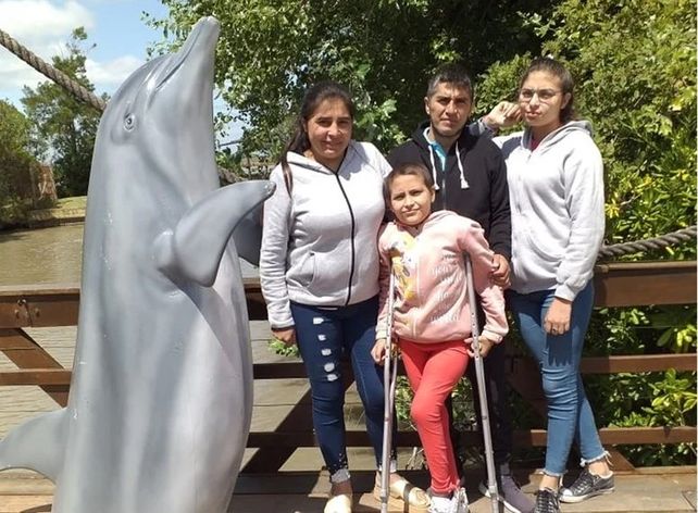 El padre de pequeña de 12 años la cargó en brazos 5 kiilómetros cuando les negaron la entrada a la proinvia de Santiago del Estero.&nbsp; 