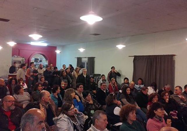 Anoche en el club Newells los vecinos volvieron a colmar las instalaciones en un nuevo pedido de seguridad para el barrio. Foto gentileza Julio Palacios.
