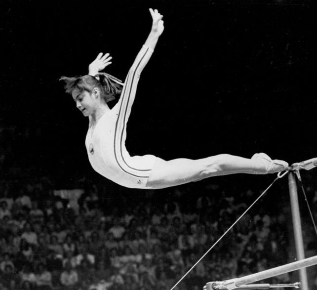 Vuelo magistral. Nadia logra una ovación al terminar su actuación en las paralelas el 18 de julio de 1976.