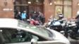 ¿un miembro de la policia apedreo una vidriera durante la sesion por el presupuesto? ¿un miembro de la policia apedreo una vidriera durante la sesion por el presupuesto?
