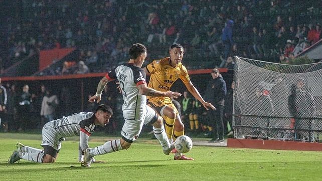 El partido entre Colón y Mitre se reanuda desde las 11. El partido entre Colón y Mitre se reanuda desde las 11.