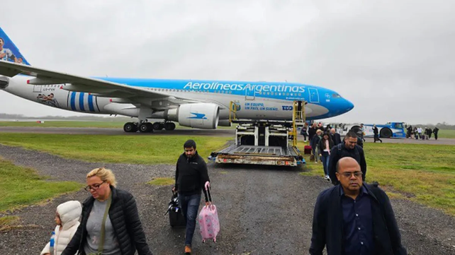 El vuelo de Aerolíneas Argentinas AR1304 con destino a Miami tuvo que regresar a Ezeiza y debió ser evacuado debido a una amenaza de bomba.