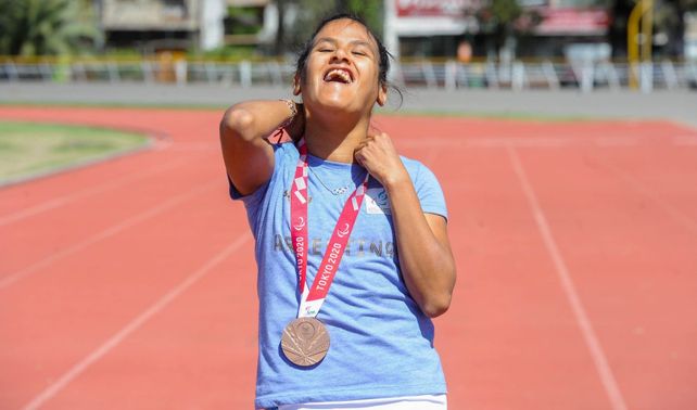 Yani Martínez y su flamante medalla que le dedicó a Leo Messi. Ni más ni menos.