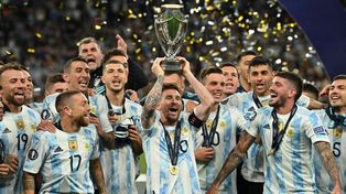 Lionel Messi levanta la copa conseguida en el encuentro que disputó ante Italia antes del Mundial Qatar 2022.