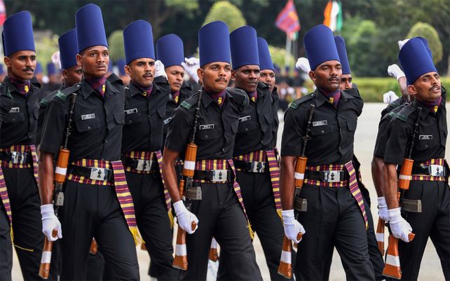 Soldados del ejército indio participan en un simulacro para la ceremonia de graduación en Madras Engineers Group (MEG) en su sede en Bengaluru, India, el miércoles 29 de septiembre de 2021.