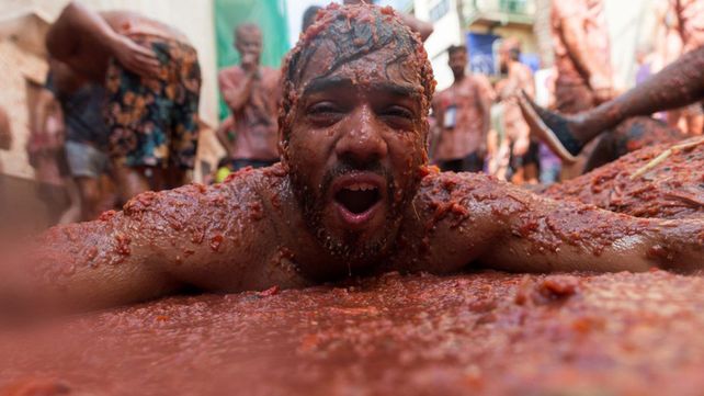 Tomatina, la batalla roja celebró su fiesta anual