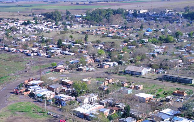 El lugar. El populoso barrio 9 de Julio está asentado sobre terrenos provinciales administrador por el Ente Portuario. No es una tradicional “villa”.