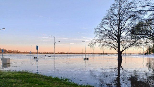 La postal de la costanera de Concordia evidencia el avance del Uruguay