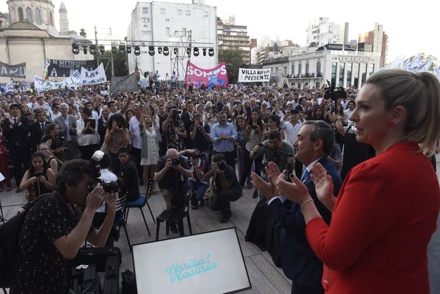 Con un emotivo discurso, Javkin trazó los lineamientos de su gestión