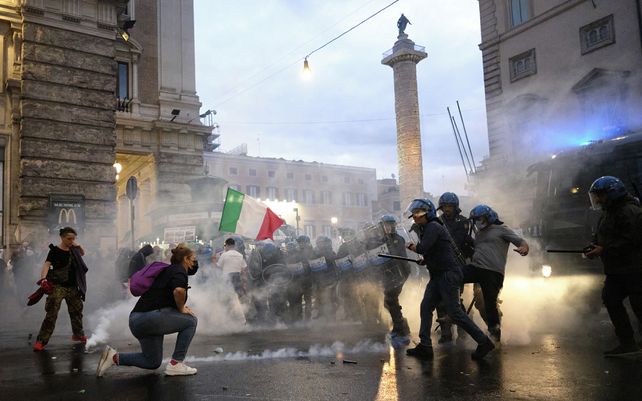 Manifestantes y policías se enfrentan durante una protesta en Roma. La explotación violenta de la ira de un partido político de extrema derecha por las restricciones antipandémicas del gobierno está obligando a Italia a luchar con su legado fascista.