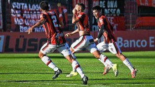 Maximiliano Rueda celebra el golazo que clavó para el 1-0 de Patronato.
