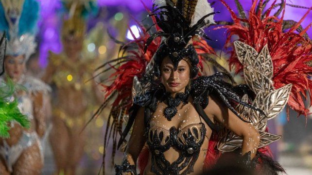 Pasistas y batucadas coparon otra noche de carnaval en La Vieja Usina