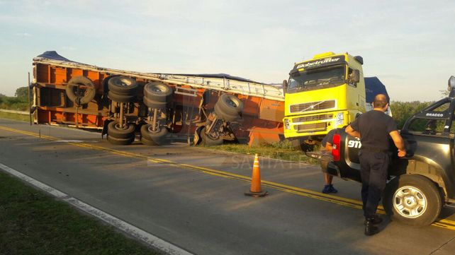 Tránsito interrumpido en la Circunvalación: un camionero quiso esquivar un animal y volcó