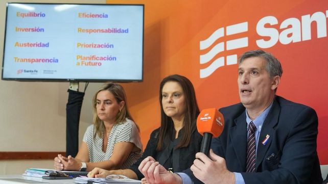 El ministro de Economía de Santa Fe Pablo Olivares presentó el proyecto de presupuesto 2026 y prepara la ley tributaria de impuestos. El ministro de Economía de Santa Fe Pablo Olivares presentó el proyecto de presupuesto 2026 y prepara la ley tributaria de impuestos.