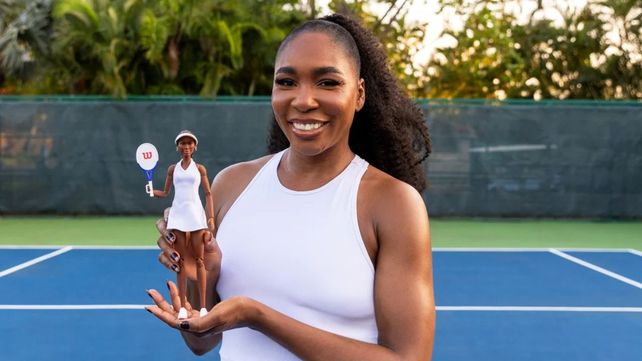 Venus Williams posa feliz con su muñeca Barbie tenista.