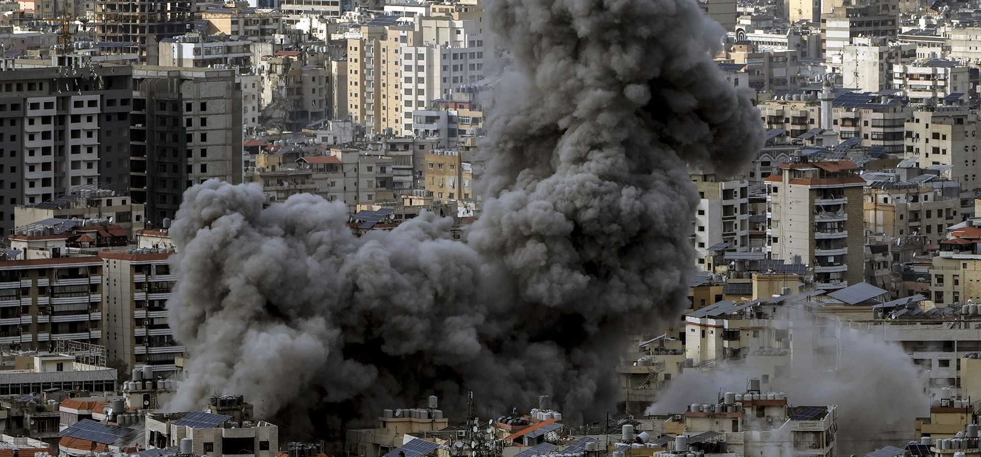 El humo se eleva tras un ataque aéreo israelí en Dahiyeh, en Beirut, Líbano, el lunes 25 de noviembre de 2024. (Foto AP/Bilal Hussein) El humo se eleva tras un ataque aéreo israelí en Dahiyeh, en Beirut, Líbano, el lunes 25 de noviembre de 2024. (Foto AP/Bilal Hussein)