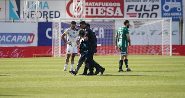 Los jugadores de Central y Sarmiento se sorprendieron por lo ocurrido. Fue en el final del partido.