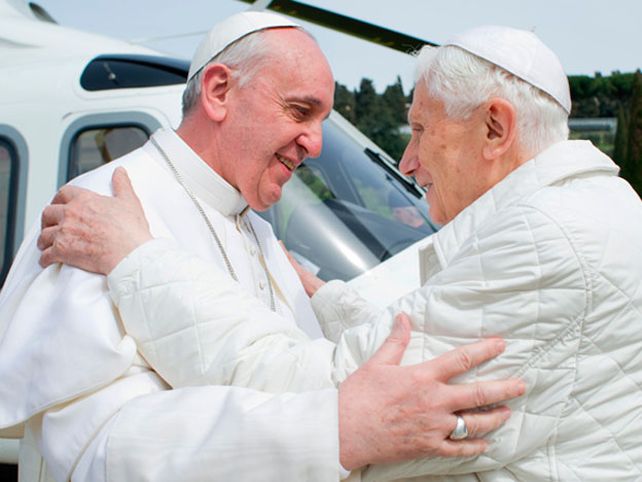 Histórico encuentro de los papas Francisco y Benedicto XVI