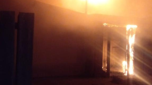Las llamas consumieron el inmueble de Irasusta al 1400 bis.
