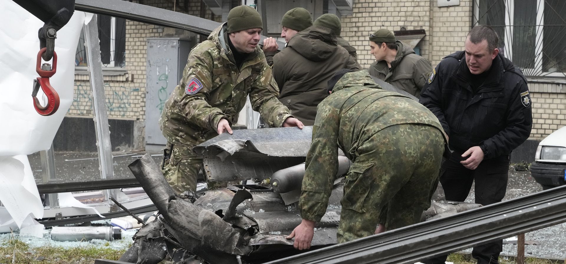 Soldados cargan los restos de un cohete en un camión después del bombardeo ruso en Kiev, Ucrania, el jueves 24 de febrero de 2022. Las tropas rusas lanzaron su ataque anticipado contra Ucrania.