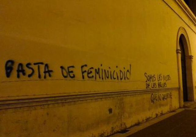 {altText(Las pintadas que aparecieron en la Catedral durante la convocatoria de #NiUnaMenos. / gentileza @Veroenesinas.,Aparecieron pintadas en la Catedral tras la concentración en Plaza de Mayo)}