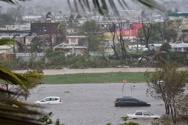 desastre. Un estacionamiento tapado por el agua en San Juan de Puerto Rico.