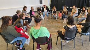 El programa Equidad Educativa ofrece becas a mujeres adolescentes de hasta 18 años, que sean madres y/o están embarazadas, y cursen estudios primarios o secundarios, con el objetivo de apoyarlas en la continuidad o el inicio de su escolaridad.
