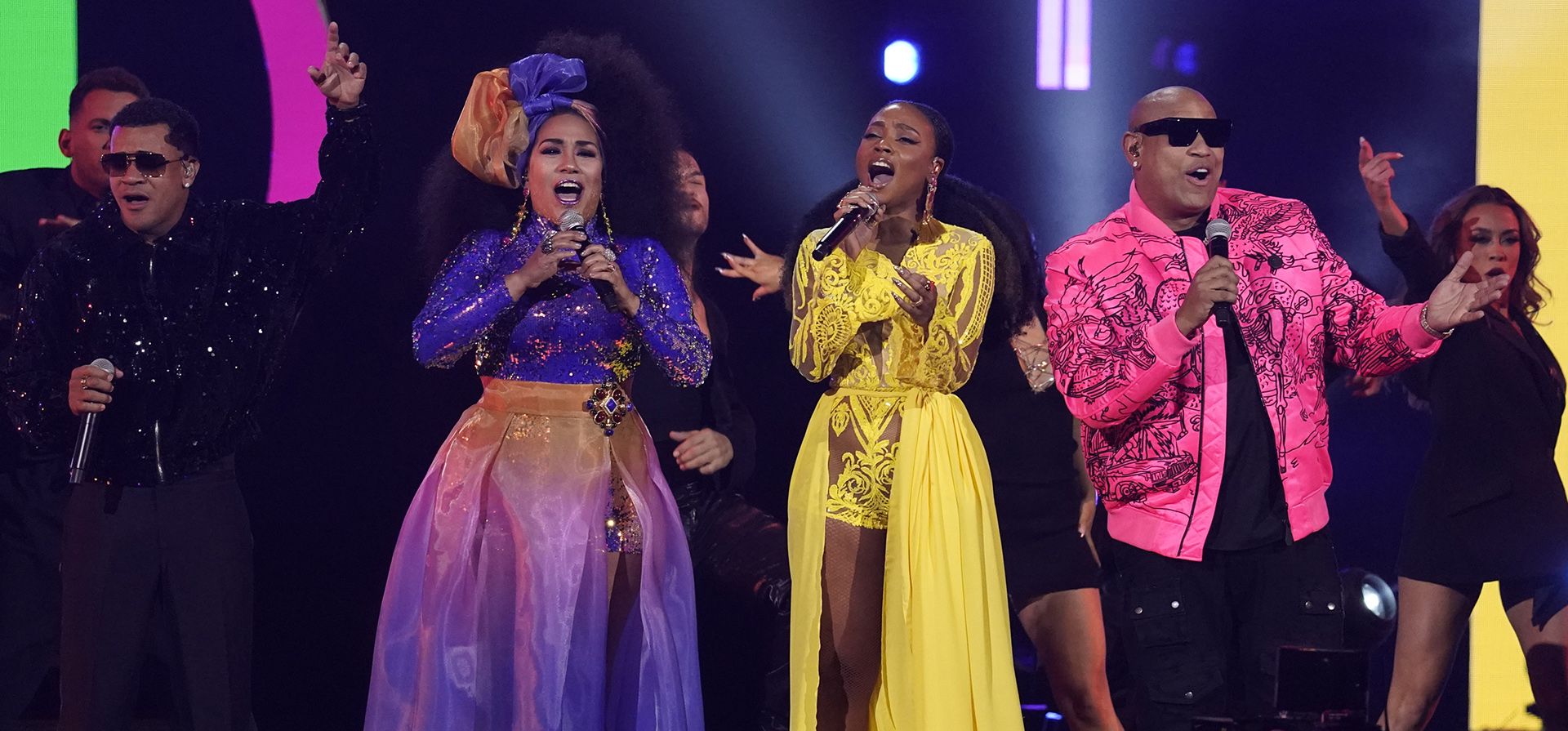 Alexander Delgado, izquierda, y Randy Malcom Martinez de Gente De Zona, derecha, Aymee Nuviola, segunda desde la izquierda, y Goyo rinden homenaje a la persona del año Marco Antonio Solis en la 23º entrega anual de los Premios Grammy Latinos en el Mandalay Bay Michelob Ultra Arena, el jueves 17 de noviembre de 2022 en Las Vegas. (Foto AP/Chris Pizzello)