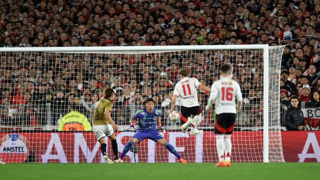 Facundo Colidio ya empalmó y empieza a sufrirlo el arquero de Colo Colo. El gol que abrió el pase a semis de la Copa Libertadores para River.